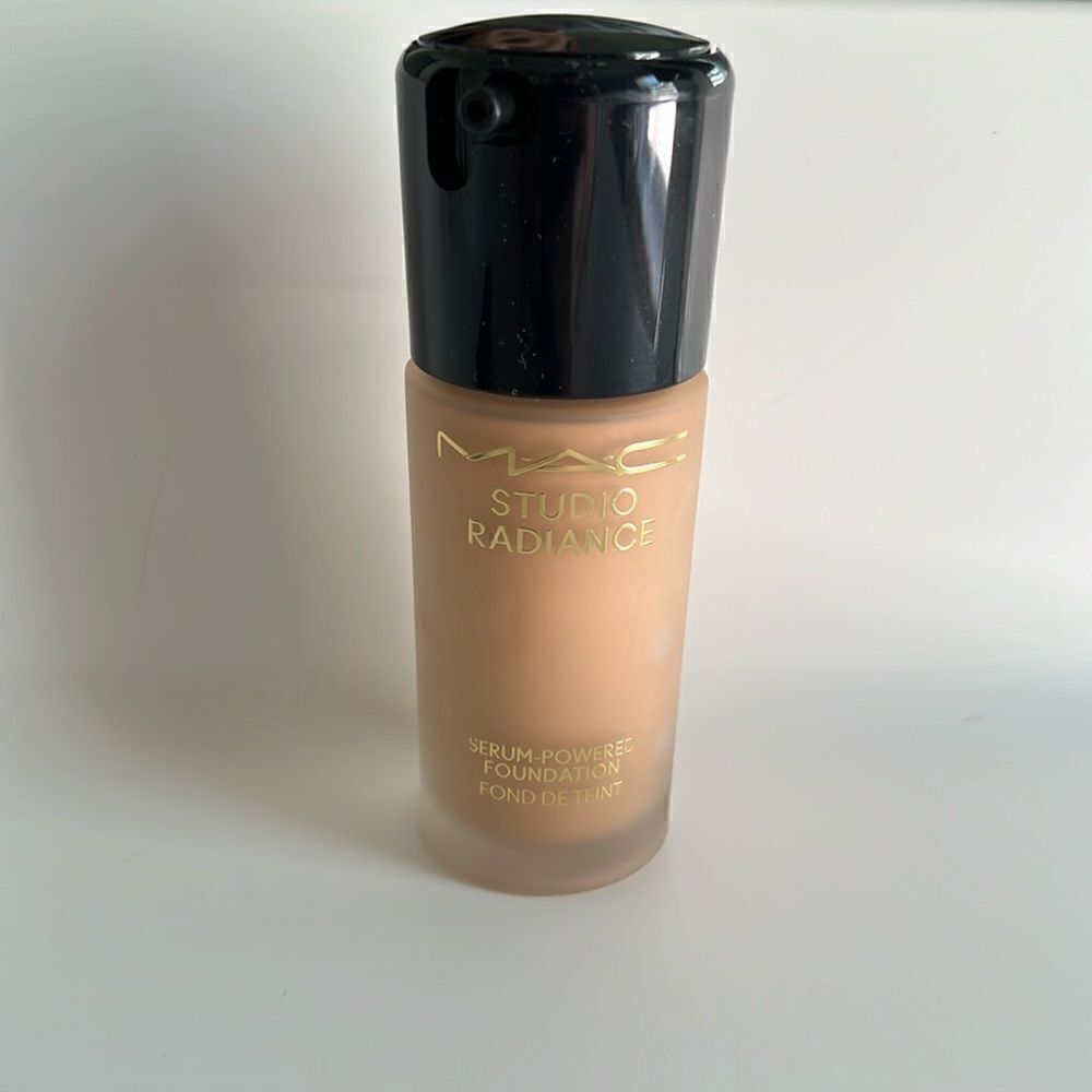 MAC Studio Radiance Foundation NW18